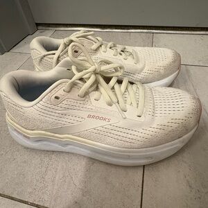 Brooks Women's Off-White Athletic Shoes